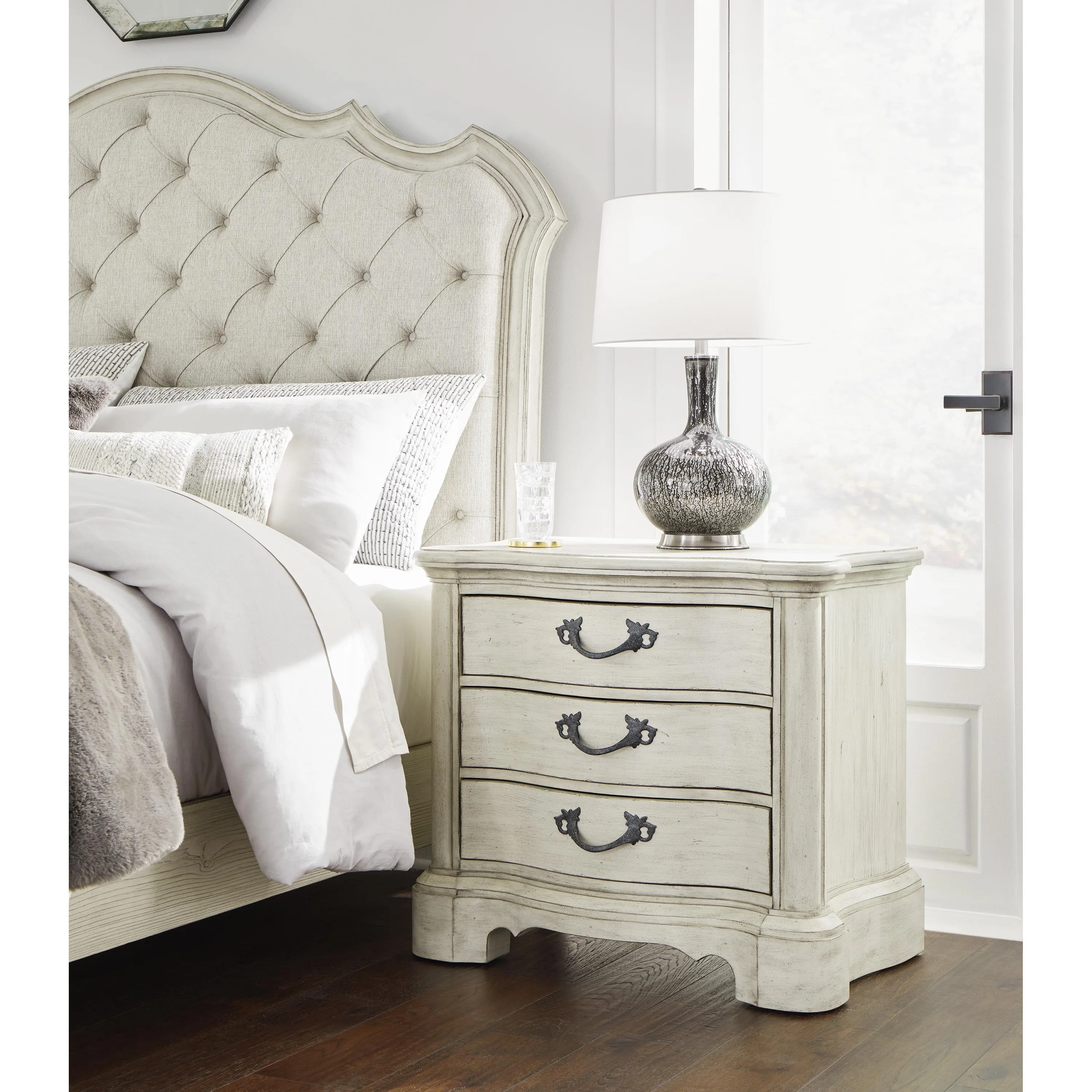 Signature Design by Ashley Arlendyne 3-Drawer Nightstand B980-93